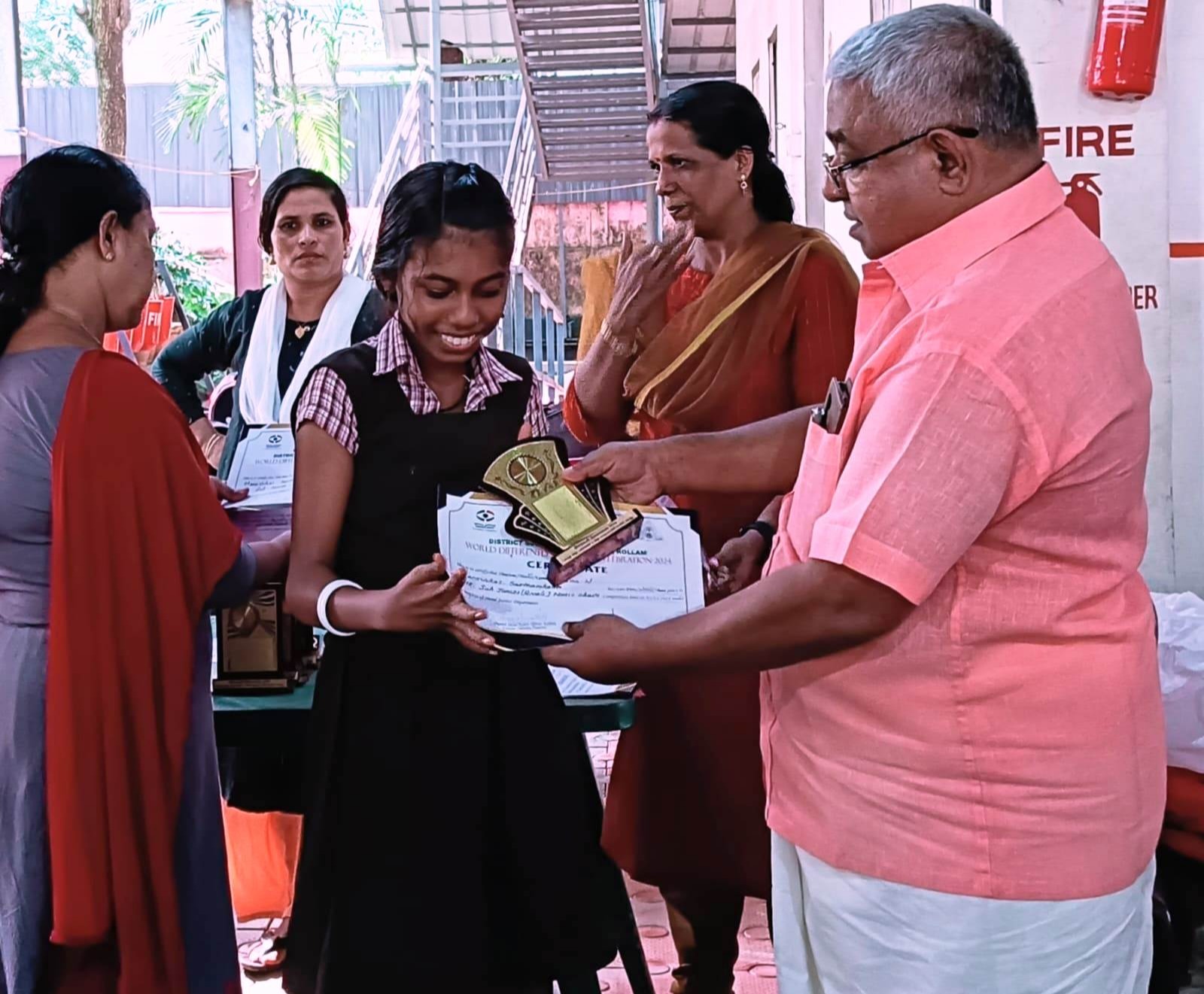 Shri D. Jacob, Chairman & Founder of Manovikas, distributing prizes to the children of Manovikas who won various competition events held in Kollam in connection with the December 3rd International Day of Persons with Disabilities.